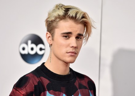 Justin Bieber tiba di American Music Awards di Microsoft Theater di Los Angeles.  Seorang hakim Los Angeles, memutuskan bahwa dua mantan tetangga penyanyi pop harus menjalani pemeriksaan mental jika mereka ingin mencoba membuktikan bahwa penyanyi itu menyebabkan mereka mengalami tekanan emosional yang parah dengan perilakunya ketika dia tinggal di sebelah mereka Justin Bieber-Copyright Suit, Los Angeles, AS - 3 Agustus 2016