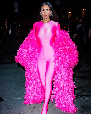 Kim Kardashian’s Pink Crop Top & Leggings Workout Outfit – Photos ...