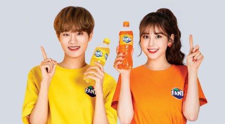 Singers Lee Dae-hwi and Jeon So-mi This photo, released by Coca-Cola on April 19, 2019, shows Lee Dae-hwi (L), a former member of the disbanded boy band Wanna One, and singer Jeon So-mi, who have been tapped as the brand models for its drink Fanta. (Yonhap)/2019-04-19 09:57:14/  Newscom/(Mega Agency TagID: yonphotos149665.jpg) [Photo via Mega Agency]