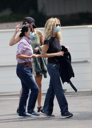 Santa Monica, CA  - *EXCLUSIVE*  - Hollywood actress Meg Ryan running errands around Santa Monica with daughter Daisy.Pictured: Meg Ryan, Daisy True RyanBACKGRID USA 13 SEPTEMBER 2020 USA: +1 310 798 9111 / usasales@backgrid.comUK: +44 208 344 2007 / uksales@backgrid.com*UK Clients - Pictures Containing ChildrenPlease Pixelate Face Prior To Publication*
