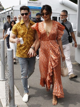 Nick Jonas, Priyanka Chopra Celebridades fazem um passeio de barco, Paris, França - 24 de junho de 2019 Priyanka Chopra vestindo Markarian
