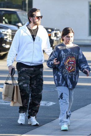 Malibu, CA - * EXCLUSIVE * - Scott Disick takes son Mason shopping at James Perse at the celebrity hot spot Malibu Cross Creek Mall.  Pictured: Scott Disick, Mason Disick BACKGRID USA 12 MARCH 2022 USA: +1 310 798 9111 / usasales@backgrid.com UK: +44 208 344 2007 / uksales@backgrid.com * UK Clients - Pictures Containing Children Please Pixelate Face Prior To Publication *
