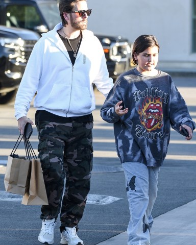 Malibu, CA  - *EXCLUSIVE*  - Scott Disick takes son Mason shopping at James Perse at the celebrity hot spot Malibu Cross Creek Mall.Pictured: Scott Disick, Mason Disick BACKGRID USA 12 MARCH 2022 USA: +1 310 798 9111 / usasales@backgrid.comUK: +44 208 344 2007 / uksales@backgrid.com*UK Clients - Pictures Containing ChildrenPlease Pixelate Face Prior To Publication*