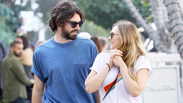 Elizabeth Olsen Is Engaged To Boyfriend Robbie Arnett Report Hollywood Life