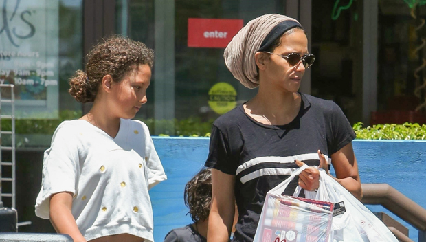 Halle Berry Kids Out Shopping Nahla Maceo Also Went To Lunch Hollywood Life