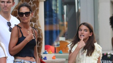 Katie-Holmes-Stuns-In-Crop-Top-While-Braving-The-NYC-Heat-With-Daughter-Suri-13-ftr