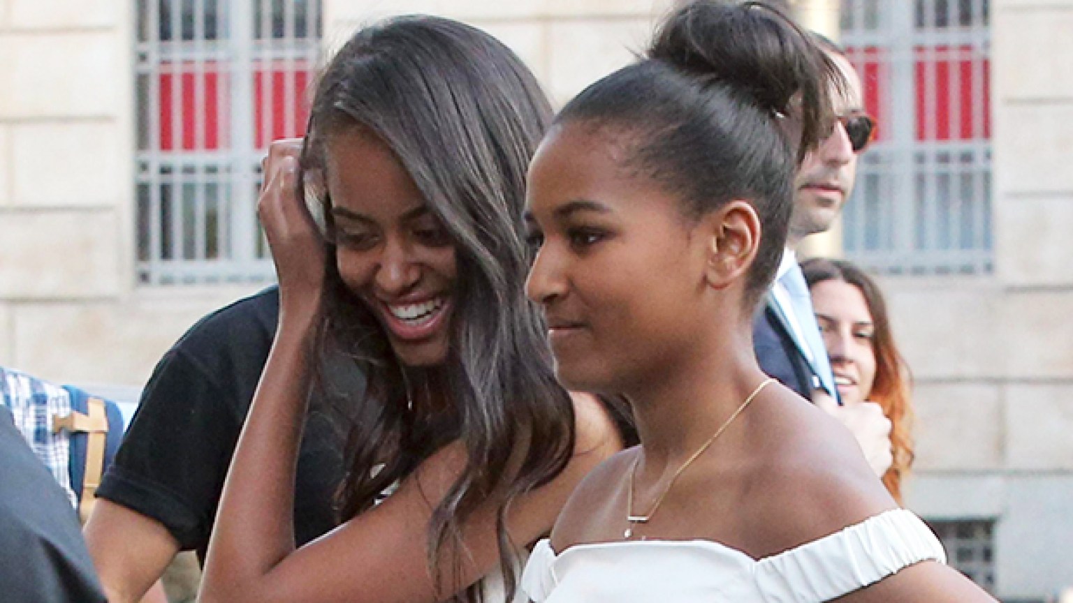 Malia And Sasha Obama’s 1st Kisses Were In White House Michelle Reveals Hollywood Life