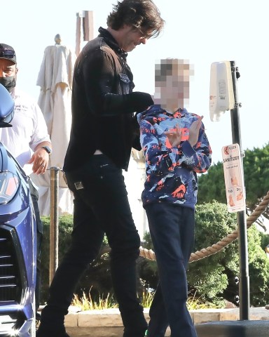 Malibu, CA  - *EXCLUSIVE*  - Robin Thicke and his son Julian return to his Porsche at the valet after a bite at Nobu in Malibu.Pictured: Robin ThickeBACKGRID USA 10 MARCH 2022 BYLINE MUST READ: BENS / BACKGRIDUSA: +1 310 798 9111 / usasales@backgrid.comUK: +44 208 344 2007 / uksales@backgrid.com*UK Clients - Pictures Containing ChildrenPlease Pixelate Face Prior To Publication*