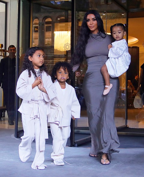 Kardashian Jenner Moms & Their Kids: Pics Of Kylie, Stormi & More ...