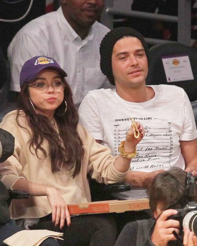 Sarah Hyland and Wells Adams out at the Lakers game, Lakers 103 Bulls 94 at Staples Center in LA, CA on November 21, 2017.Pictured: Sarah Hyland and Wells Adams,Sarah HylandWells AdamsRef: SPL1628870 211117 NON-EXCLUSIVEPicture by: SplashNews.comSplash News and PicturesLos Angeles: 310-821-2666New York: 212-619-2666London: 0207 644 7656Milan: 02 4399 8577photodesk@splashnews.comWorld Rights