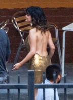  Selena Gomez glir inn i en ryggløse kjole FOR en la video shoot