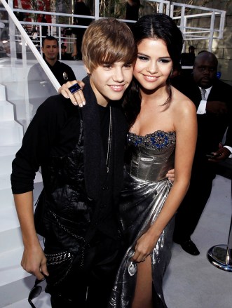 Justin Bieber, Selena Gomez Justin Bieber, kiri, dan Selena Gomez tiba di MTV Video Music Awards di Los Angeles MTV Video Music Awards Arrivals, Los Angeles, AS