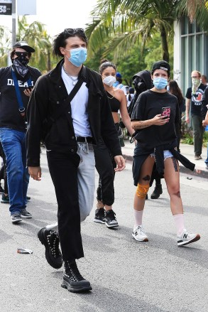 West Hollywood, CA  - Singers Halsey and boyfriend Yungblud seen out protesting with the large crowds in the wake of George Floyd death.Pictured: Halsey, YungbludBACKGRID USA 30 MAY 2020 USA: +1 310 798 9111 / usasales@backgrid.comUK: +44 208 344 2007 / uksales@backgrid.com*UK Clients - Pictures Containing ChildrenPlease Pixelate Face Prior To Publication*