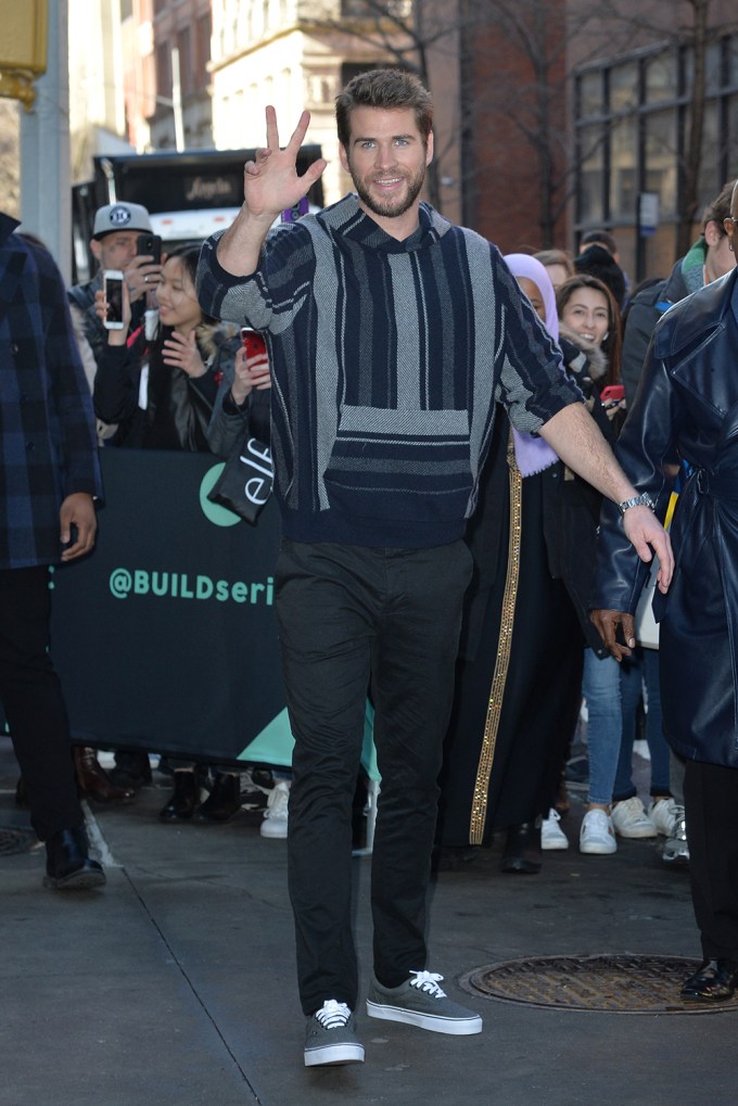 Liam Hemsworth Photos: The Actor Stuns In Red Carpet Pics & More ...