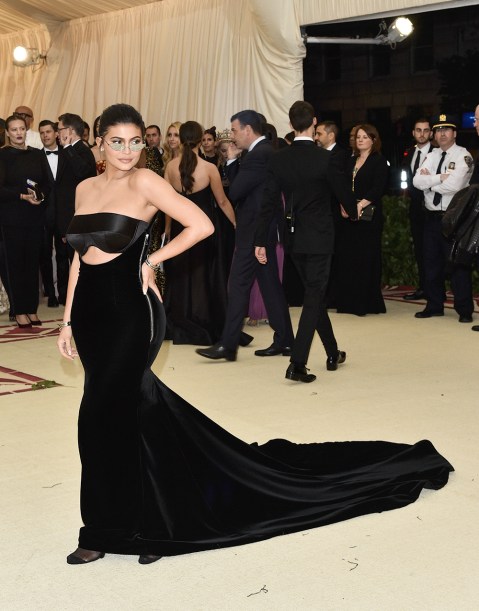 Kardashian Sisters In Tight Black Dresses: See Photos – Hollywood Life