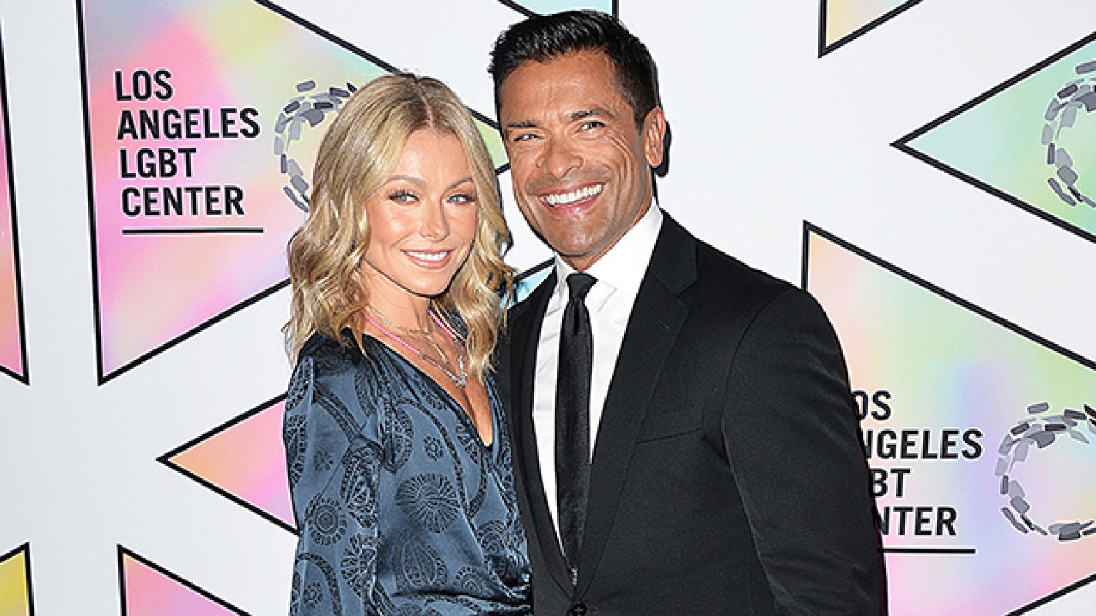 Kelly Ripa Shares Pic Of Mark Consuelos & Look-Alike Sons – Hollywood Life