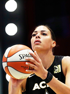 Liz Cambage: Photos Of The WNBA Star – Hollywood Life