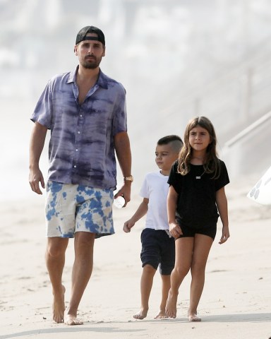Malibu, CA  - *EXCLUSIVE* Scott Disick walks along the beach in Malibu with his two youngest kids Reign and Penelope and a friend. 
Reign Aston now has a new mohawk haircut after saying goodbye to his signature long locks last month.

Pictured: Scott Disick

BACKGRID USA 26 SEPTEMBER 2020 

USA: +1 310 798 9111 / usasales@backgrid.com

UK: +44 208 344 2007 / uksales@backgrid.com

*UK Clients - Pictures Containing Children
Please Pixelate Face Prior To Publication*