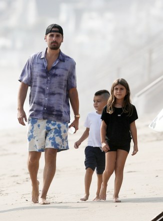 Malibu, CA  - *EXCLUSIVE* Scott Disick walks along the beach in Malibu with his two youngest kids Reign and Penelope and a friend. Reign Aston now has a new mohawk haircut after saying goodbye to his signature long locks last month.Pictured: Scott DisickBACKGRID USA 26 SEPTEMBER 2020 USA: +1 310 798 9111 / usasales@backgrid.comUK: +44 208 344 2007 / uksales@backgrid.com*UK Clients - Pictures Containing ChildrenPlease Pixelate Face Prior To Publication*