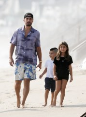 Malibu, CA  - *EXCLUSIVE* Scott Disick walks along the beach in Malibu with his two youngest kids Reign and Penelope and a friend. 
Reign Aston now has a new mohawk haircut after saying goodbye to his signature long locks last month.

Pictured: Scott Disick

BACKGRID USA 26 SEPTEMBER 2020 

USA: +1 310 798 9111 / usasales@backgrid.com

UK: +44 208 344 2007 / uksales@backgrid.com

*UK Clients - Pictures Containing Children
Please Pixelate Face Prior To Publication*