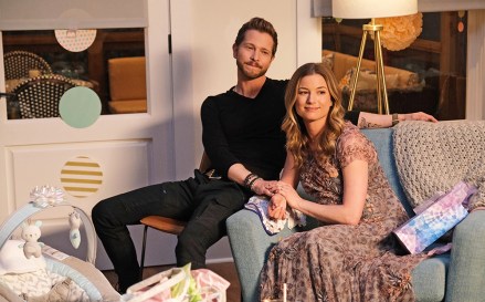THE RESIDENT: L-R: Matt Czuchry and Emily VanCamp in the “A Children’s Story” episode of THE RESIDENT airing Tuesday, May 11 (8:00-9:01 PM ET/PT) on FOX. ©2021 Fox Media LLC Cr: Guy D'Alema/FOX