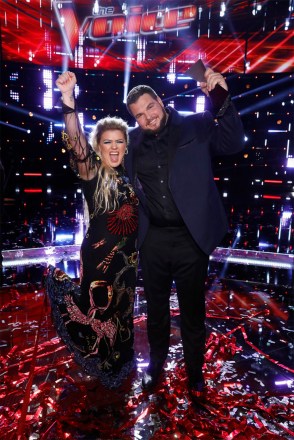 THE VOICE -- "Live Finale Results" Episode 1720B  -- Pictured: (l-r) Kelly Clarkson, Jake Hoot -- (Photo by: Trae Patton/NBC)