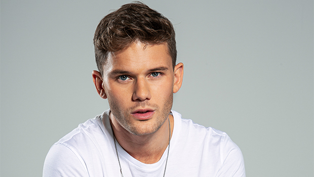 Jeremy Irvine On Treadstone Season 1 Scoop On Bentley More Hollywood Life