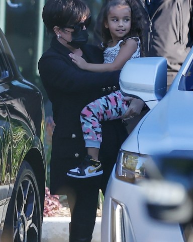 Calabasas, - *EXCLUSIVE* Kris Jenner leaves the Kardashian family Christmas photoshoot in Calabasas.Pictured: Kris JennerBACKGRID USA 17 DECEMBER 2021 USA: +1 310 798 9111 / usasales@backgrid.comUK: +44 208 344 2007 / uksales@backgrid.com*UK Clients - Pictures Containing ChildrenPlease Pixelate Face Prior To Publication*
