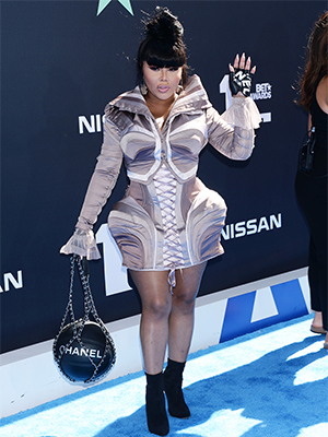 Lil Kim’s Wildest Awards Show Outfits: Pics From Grammys & More ...