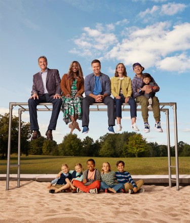 SINGLE PARENTS - ABC's "Single Parents" stars Brad Garrett as Douglas Fogerty, Kimrie Lewis as Poppy Banks, Taran Killam as Will Cooper, Leighton Meester as Angie D’Amato, Jake Choi as Miggy Park, Mia Allan as Emma Fogerty, Ella Allan as Amy Fogerty, Devin Trey Campbell as Rory Banks, Marlow Barkley as Sophie Cooper, and Tyler Wladis as Graham D'Amato. (ABC/Brian Bowen Smith)