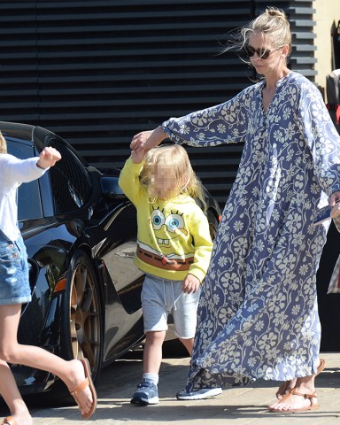 Kayte Walsh and Kids with Kelsey Grammer
Kelsey Grammer and Family out and about, Los Angeles, California, USA - 15 May 2021