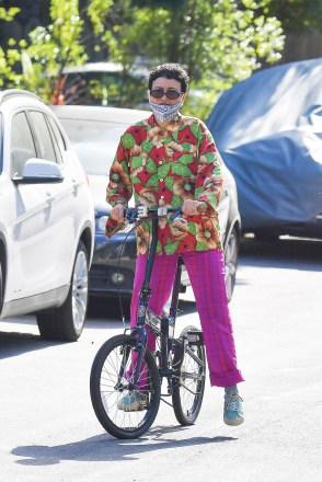 EXCLUSIVE: Alia Shawkat, Brad Pitt's reported possible girlfriend, shows off her quirky style as she goes for a bike ride. 12 May 2020 Pictured: Alia Shawkat. Photo credit: Snorlax / MEGA TheMegaAgency.com +1 888 505 6342 (Mega Agency TagID: MEGA664045_001.jpg) [Photo via Mega Agency]