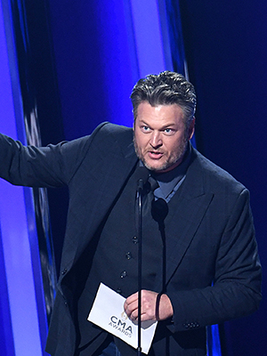 blake shelton cma awrads 2019