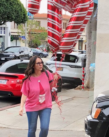 Santa Monica, CA  - *EXCLUSIVE*  - Jennifer Love Hewitt gets in the holiday spirit, purchasing some candy cane balloons in Santa Monica ahead of Christmas. The '9-1-1' star makes a phone call as she steps out from the ballon store looking for her ride while holding onto her four large balloons. *Shot on December 18, 2019*Pictured: Jennifer Love HewittBACKGRID USA 19 DECEMBER 2019 BYLINE MUST READ: GJC / BACKGRIDUSA: +1 310 798 9111 / usasales@backgrid.comUK: +44 208 344 2007 / uksales@backgrid.com*UK Clients - Pictures Containing ChildrenPlease Pixelate Face Prior To Publication*