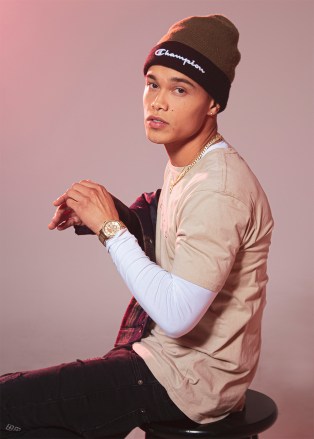 Dana Vaughns chills for a minute during a stop at the HollywoodLife studios in New York City. The R&B singer, actor, and renowned dancer chatted a bit about his EP, ‘Familiar Strangers,’ after posing for portraits.
