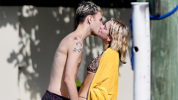 Dua Lipa And Anwar Hadid Kissing In Photos From Miami Vacation Hollywood Life 8399