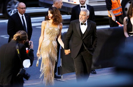 L'attore statunitense George Clooney (R) e la moglie, avvocato per i diritti umani Amal Clooney, arrivano agli Albie Awards, ospitati dalla Clooney Foundation for Justice, a New York, New York, USA, il 29 settembre 2022. Gli Albie Awards sono presentati dalla Clooney Foundation per la giustizia alle persone che hanno dedicato la propria vita alla giustizia con grandi rischi personali, secondo una dichiarazione.Albie Awards, ospitato dalla Clooney Foundation for Justice a New York, USA - 29 settembre 2022