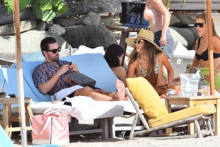 Saint-Barthélemy, FRANCE  - Scott Disick is enjoying the beach with some friends during his Christmas vacation in Saint-Barts.Pictured: Scott DisickBACKGRID USA 20 DECEMBER 2021 BYLINE MUST READ: Best Image / BACKGRIDUSA: +1 310 798 9111 / usasales@backgrid.comUK: +44 208 344 2007 / uksales@backgrid.com*UK Clients - Pictures Containing ChildrenPlease Pixelate Face Prior To Publication*