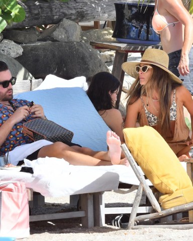 Saint-Barthélemy, FRANCE  - Scott Disick is enjoying the beach with some friends during his Christmas vacation in Saint-Barts.  Pictured: Scott Disick  BACKGRID USA 20 DECEMBER 2021   BYLINE MUST READ: Best Image / BACKGRID  USA: +1 310 798 9111 / usasales@backgrid.com  UK: +44 208 344 2007 / uksales@backgrid.com  *UK Clients - Pictures Containing Children Please Pixelate Face Prior To Publication*