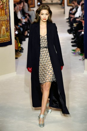 Bella Hadid's Denim Crop Top: Reveals Abs At Paris Fashion Week – Pic –  Hollywood Life