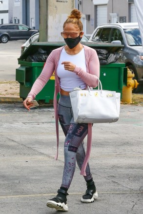 Miami, FL  - Jennifer Lopez takes some time to exercise on a Sunday morning in Miami.Pictured: Jennifer LopezBACKGRID USA 24 JANUARY 2021 USA: +1 310 798 9111 / usasales@backgrid.comUK: +44 208 344 2007 / uksales@backgrid.com*UK Clients - Pictures Containing ChildrenPlease Pixelate Face Prior To Publication*