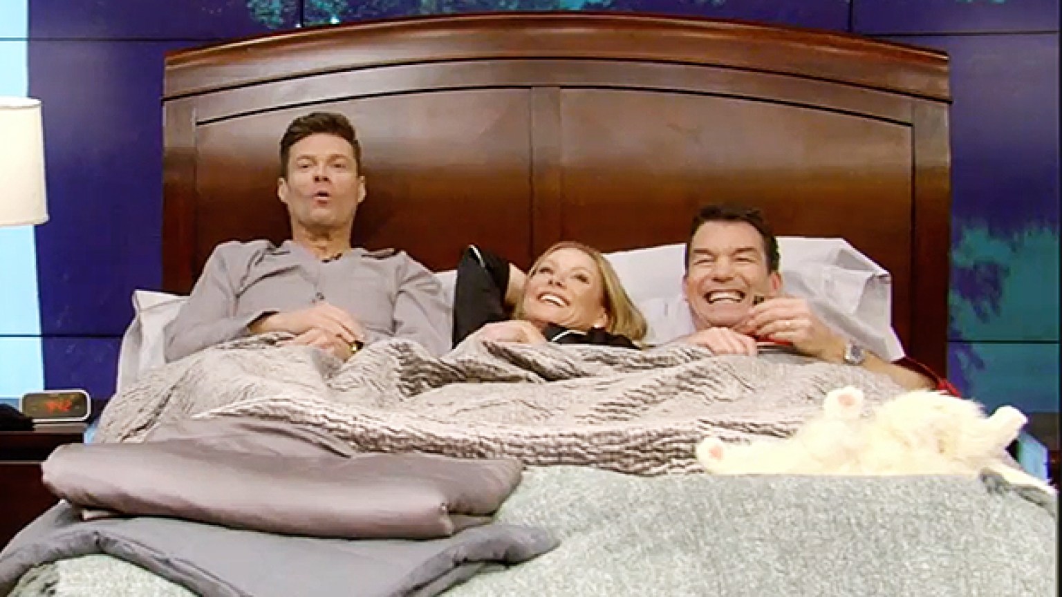 Kelly Ripa Gets In Bed With Ryan Seacrest And Jerry O’connell On Tv Hollywood Life