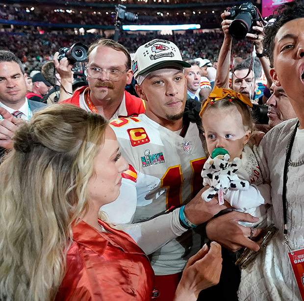 Sterling Skye Mahomes attends 1st baseball game with parents