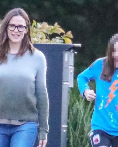 Brentwood, CA - *EXCLUSIVE* - Actress Jennifer Garner enjoys a late afternoon walk through her Brentwood neighborhood and the mother of three is joined by her kids Seraphina and Samuel Affleck.Pictured: Jennifer Garner, Seraphina Affleck BACKGRID USA 24 MARCH 2020 USA: +1 310 798 9111 / usasales@backgrid.comUK: +44 208 344 2007 / uksales@backgrid.com*UK Clients - Pictures Containing ChildrenPlease Pixelate Face Prior To Publication*
