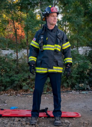 9-1-1: L-R: Peter Krause in the “Seize The Day” spring premiere episode of 9-1-1 airing Sunday, March 16  (8:00-9:00 PM ET/PT) on FOX. CR: Jack Zeman / FOX. © 2020 FOX MEDIA LLC.