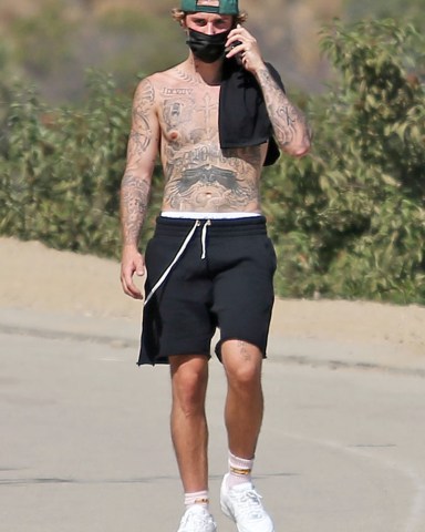 Justin Bieber hiking at running canyon in Los Angeles. 02 Oct 2020 Pictured: Justin Bieber. Photo credit: CrownMedia/MEGA TheMegaAgency.com +1 888 505 6342 (Mega Agency TagID: MEGA705057_002.jpg) [Photo via Mega Agency]