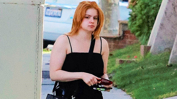 Ariel Winter Goes Makeup Free Shows Off Red Hair In New Pic Hollywood Life