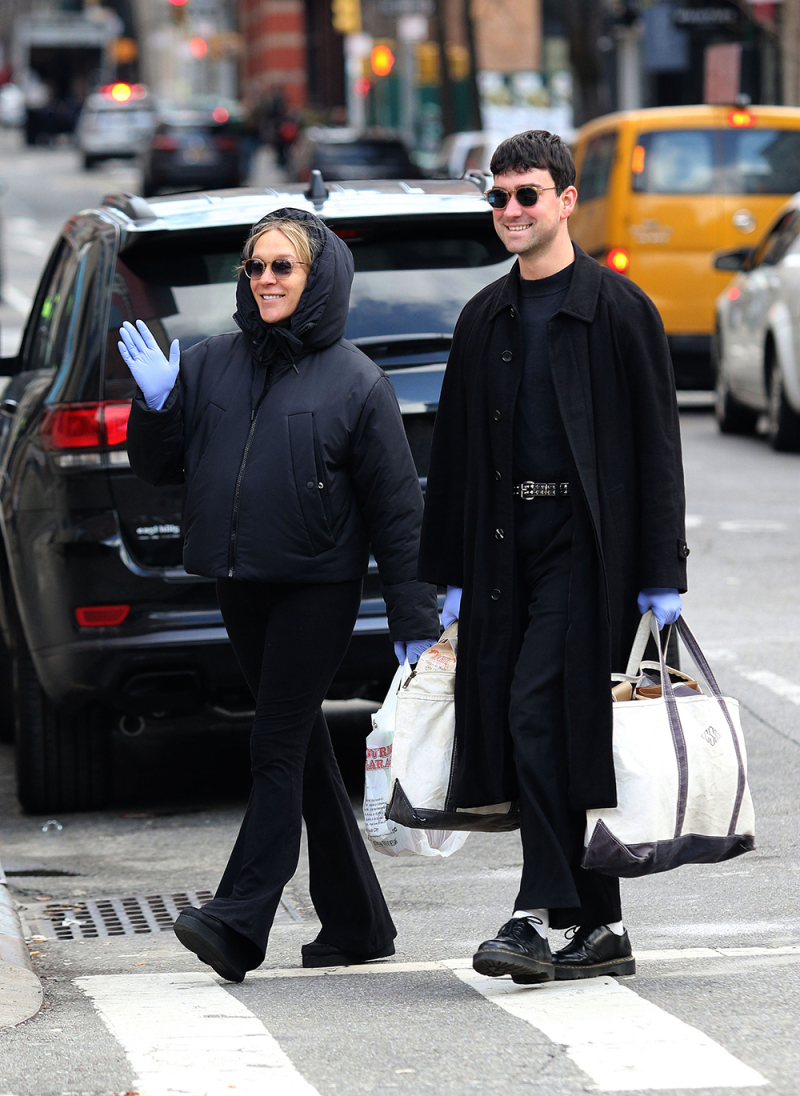 Pregnant Chloe Sevigny and boyfriend Sinisa Mackovic wear blue surgical gloves as they stock up on groceries amid Coronavirus outbreak in NYC