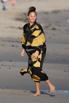 Malibu, CA  - *EXCLUSIVE*  - John Legend and Chrissy Teigen enjoy some fresh air while having a fun day at the beach in Malibu. **Shot on 03/15/20**Pictured: Chrissy TeigenBACKGRID USA 16 MARCH 2020 BYLINE MUST READ: RMBI / BACKGRIDUSA: +1 310 798 9111 / usasales@backgrid.comUK: +44 208 344 2007 / uksales@backgrid.com*UK Clients - Pictures Containing ChildrenPlease Pixelate Face Prior To Publication*