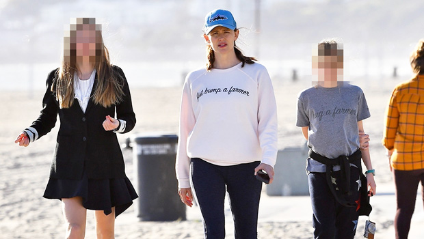 Jennifer Garner Takes Daughters To Beach For A Walk Amid Coronavirus Hollywood Life